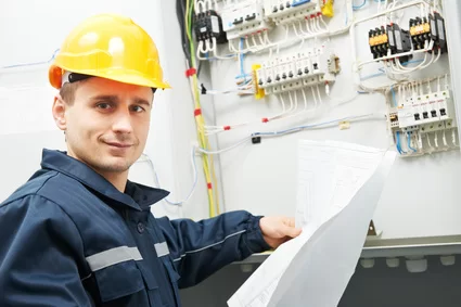 Dlaczego warto korzystać z usług elektryka z uprawnieniami?