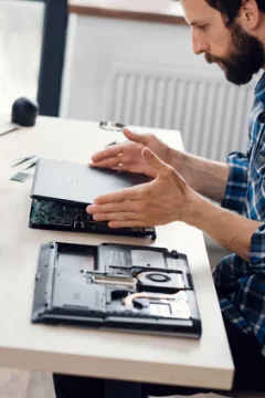 Pęknięty ekran - wymiana matrycy w laptopie