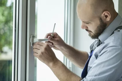 Zepsuta klamka w oknie plastikowym – przyczyny i rozwiązania