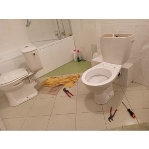 Zlecenie hydrauliczne dotyczące montażu toalety