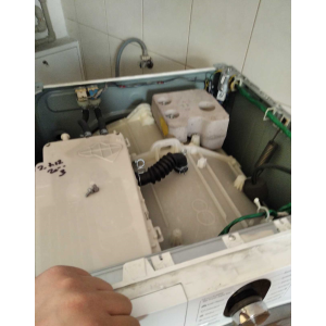 Realizacja naprawy zepsutej pralki u klienta